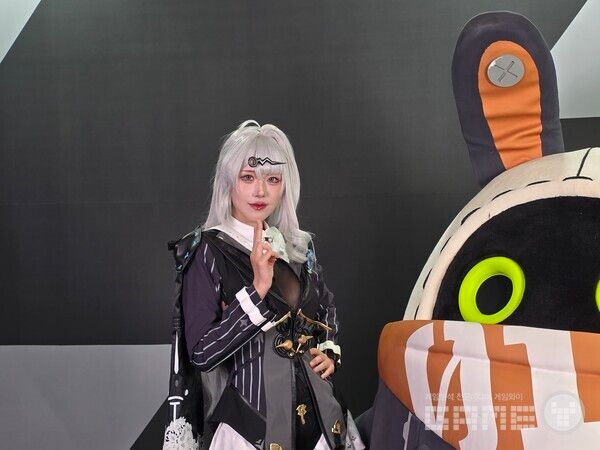 전시장 초입부터 세대 교체를 상징? 호요버스 2025 젠레스존제로 이벤트 부스. /게임와이 촬영