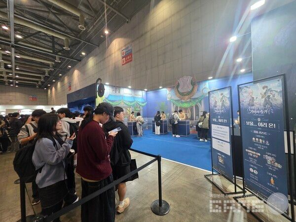 저 건너 왼쪽에서 사람들이 조 '내가 뽑는대로' 이벤트를 마친 이용자들이 속속 몰려들고 있다.&nbsp; 호요랜드 2025 /게임와이 촬영