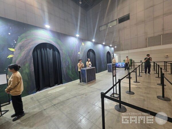 매직 트릭은 아직은 사람들이 없지만 옆에서 건너오는 중. 첫날을 뒤쪽까지 꽉꽉 채웠다고.&nbsp; 호요랜드 2025 /게임와이 촬영