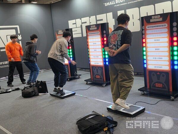 전시장 초입부터 세대 교체를 상징? 호요버스 2025 젠레스존제로 이벤트 부스. /게임와이 촬영