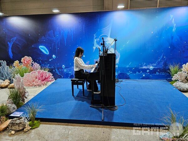 앞의 스태프가 피아노로 스타레일의 노래를 연주해주면 / 게임와이 촬영&nbsp;