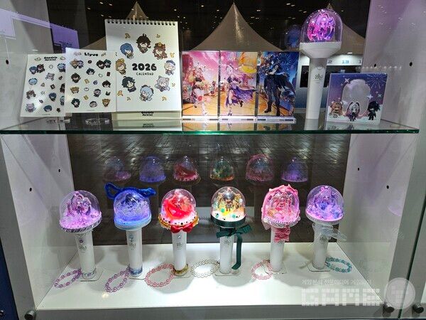 행사장 우측에는 호요버스 IP를 활용해 만들어진 다양한 공식 굿즈가 전시되어 있다 / 게임와이 촬영