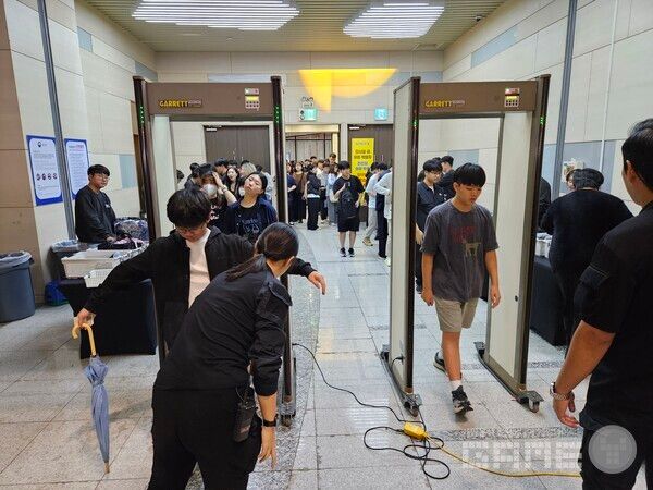 작년과 마찬가지로 간단한 몸 수색이 진행된다 / 게임와이 촬영