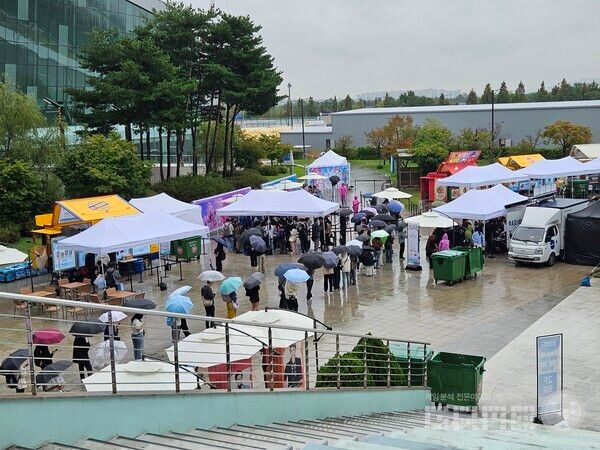 2일차 오전 9시 40분쯤의 풍경. 도착하자마자 본 것은 광장의 대기열이었다 / 게임와이 촬영