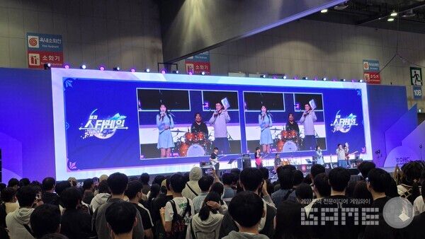 30분 정도의 쉬는 시간을 제외하고는 무대 프로그램이 계속 진행된다 / 게임와이 촬영