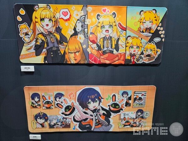 유명 2차 창작 작가들의 일러스트 및 굿즈도 전시되어 있다 / 게임와이 촬영