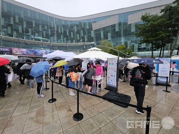 비가 내려 천막을 설치했다곤 하나 조금은 부족하게 느껴졌다. 특히 붕괴3rd의 부스가 외부에 있는 것이 아쉬웠다 / 게임와이 촬영