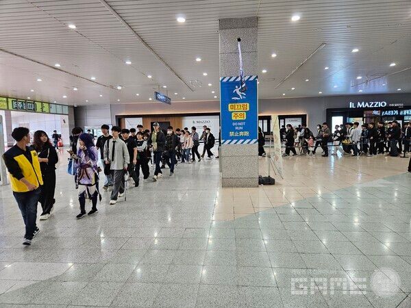 킨텍스 내부에도 대기열이 존재했는데, 스태프들의 안내하에 이동 및 입장할 수 있었다 / 게임와이 촬영