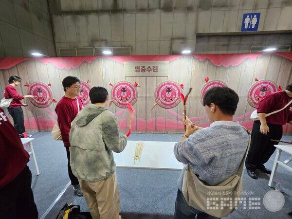 부스에 체험할 수 있는 프로그램이 10개나 있다보니 다양한 즐길거리가 마련되어 있었다 / 게임와이 촬영