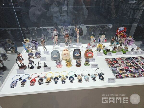 2차 창작 작가들의 굿즈는 SNS를 통해 구매할 수도 있다 / 게임와이 촬영