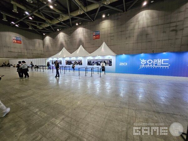 QR 코드 구매로 인해 굿즈존이 텅텅빈 신기한 상황도 만나볼 수 있었다 / 게임와이 촬영&nbsp;