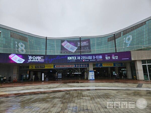 호요버스 관계자는 호요버스 팬들의 사랑 덕분에 다시 열 수 있었던 행사라고 말하며, 이번 호요랜드2025에서 잊지 못할 추억을 많이 쌓고 가셨으면 좋겠다라고 말했다 / 게임와이 촬영