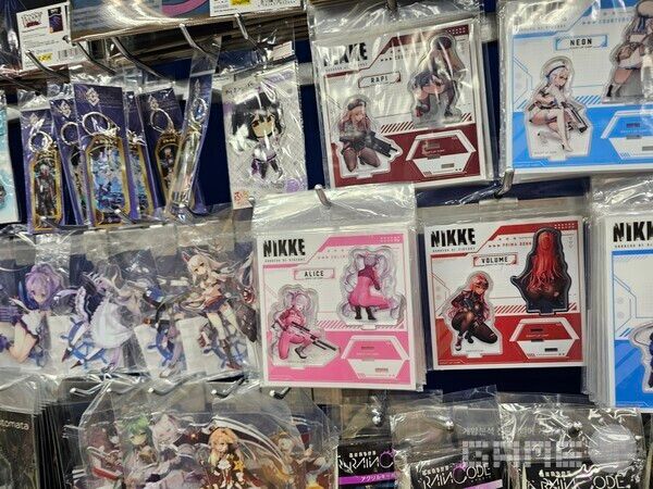 일본의 흔한 쇼핑가에서 니케처럼 카제나의 굿즈를 만나볼 수 있을까? /게임와이 촬영