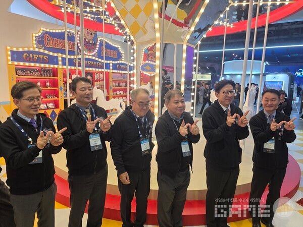 테르비스 무대를 배경으로 VIP들의 사진 촬영 /게임와이 촬영