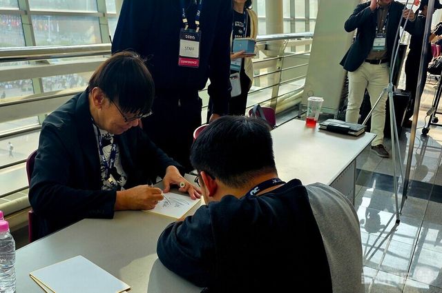 컨퍼런스가 끝난 후 '호리이 유지' 대표의 사인을 받기 위해 많은 인파가 몰렸다. / 게임와이 촬영