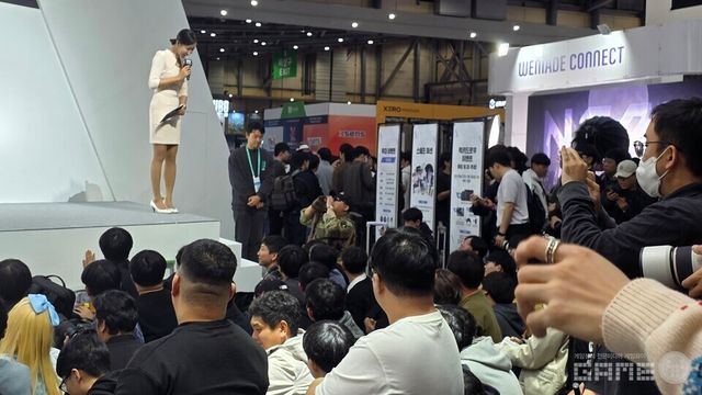 현장에서 직접 총을 겨누거나 밀리터리 복장을 입은 관람객이 나타나는 등 현장에서 많은 이벤트를 확인할 수 있었다. / 게임와이 촬영