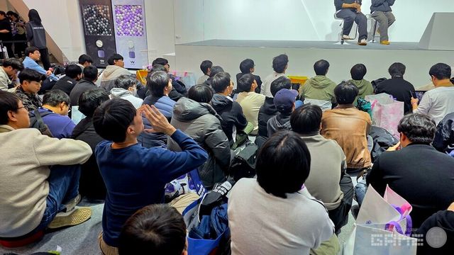 '게이트 오브 게이츠' 부스 현장은 한시간 넘게 관람객들의 뜨거운 반응을 보였다. / 게임와이 촬영