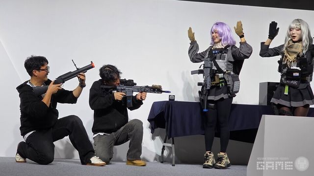 현장에서 직접 총을 겨누거나 밀리터리 복장을 입은 관람객이 나타나는 등 현장에서 많은 이벤트를 확인할 수 있었다. / 게임와이 촬영