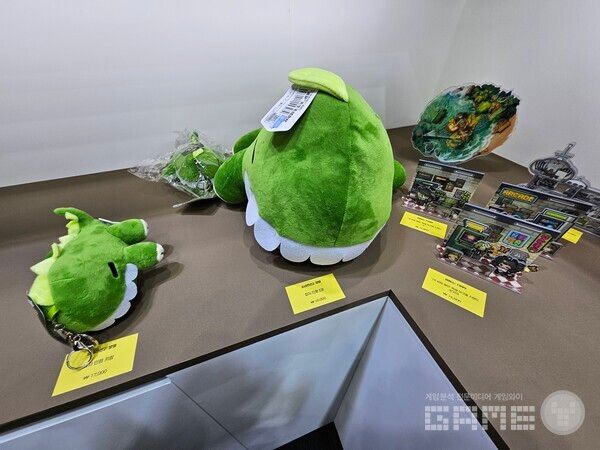 굿즈샵에서 만나볼 수 있었던 소녀전선 2의 굿즈 / 게임와이 촬영