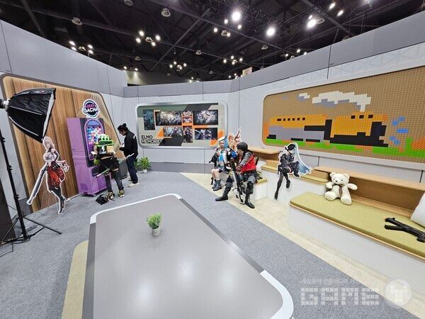 부스 내부에는 간단한 포토존과 이벤트가 준비되어 있었다 / 게임와이 촬영