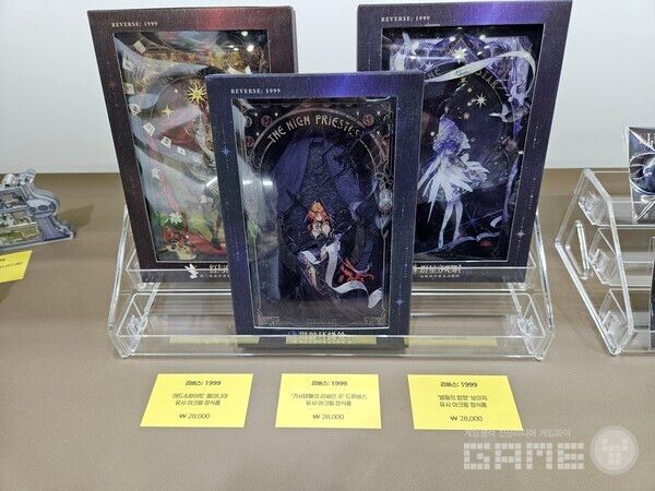 리버스 1999의 굿즈도 매력적으로 나오다보니 많은 사랑을 받았다 / 게임와이 촬영