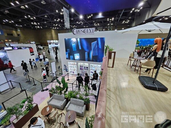 2층에서는 행사장의 전경을 여유롭게 관람할 수 있다 / 게임와이 촬영