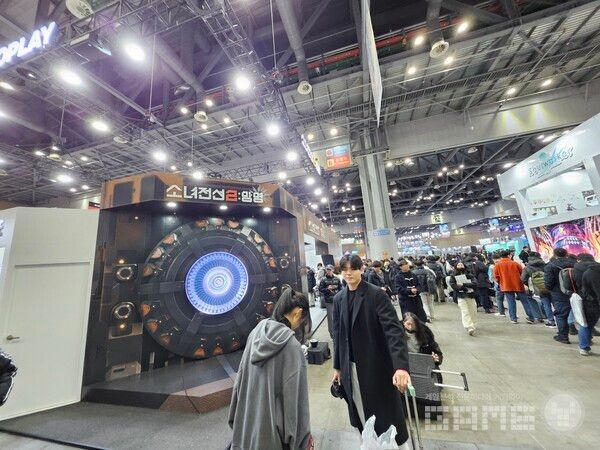 소녀전선 2의 부스는 엘모호를 컨셉으로 꾸며졌다 / 게임와이 촬영