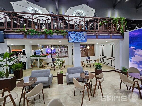 게임 내 함선 만타리온에 있는 카페를 컨셉으로 만들어진 크레센트 부스 / 게임와이 촬영