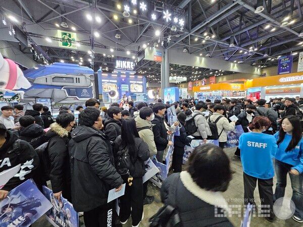 역시나 엄청난 대기열이 생겼다 / 게임와이 촬영&nbsp;