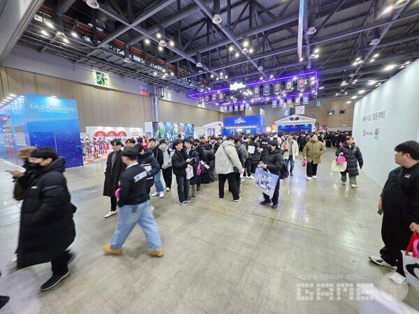 입장 시간인 오전 10시부터 니케 부스에 사람들이 몰리기 시작했다 / 게임와이 촬영&nbsp;