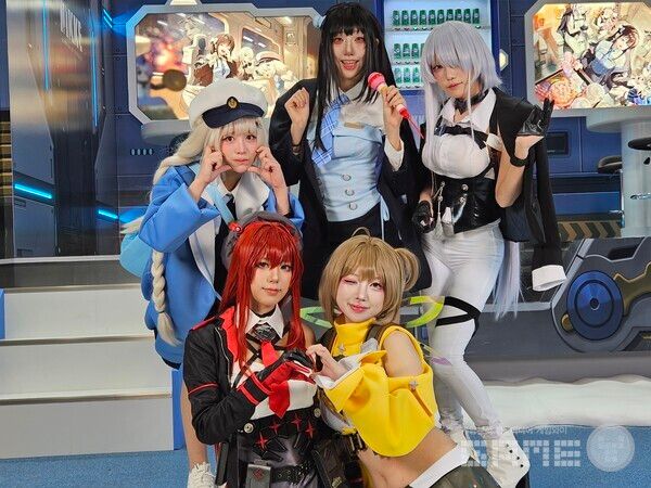 시간에 맞춰 부스에 방문하면 코스어들을 만나볼 수 있다&nbsp;/ 게임와이 촬영&nbsp;