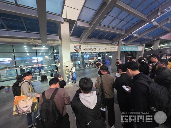 지스타에서 코스어와 사진을 찍으려면 이렇게 긴 줄을 서야 했다. /게임와이 촬영