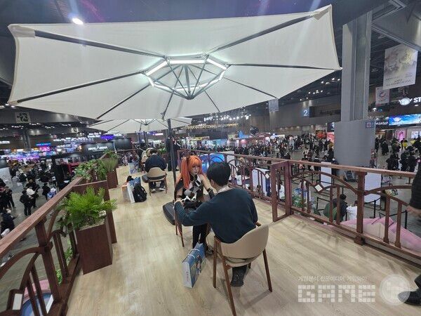 크레센트 2층 부스에서 데이트를 즐기는 모스어와 팬들 /게임와이 촬영