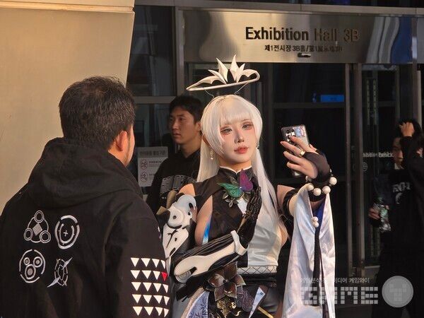 지스타에서 코스어와 사진을 찍으려면 이렇게 긴 줄을 서야 했다. /게임와이 촬영