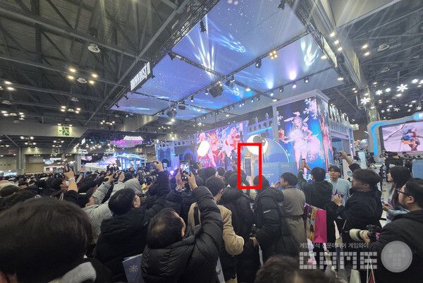 AGF 2025에서는 코스어를 찍기, 또는 코스어와 사진 찍기가 일반 적이다. /게임와이 촬영