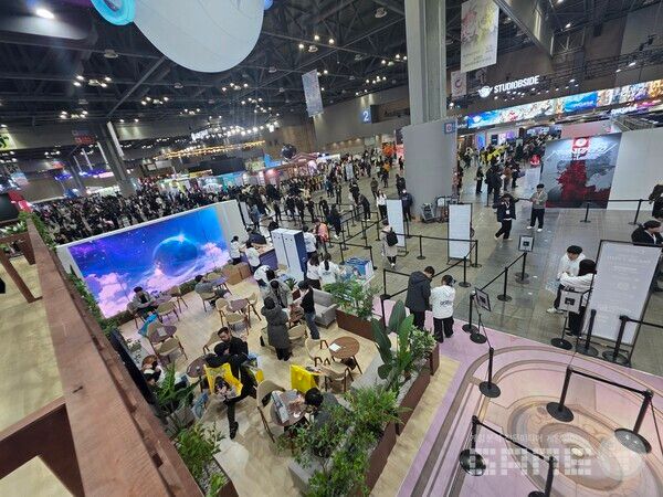 크레센트 2층 부스에서 데이트를 즐기는 모스어와 팬들 /게임와이 촬영