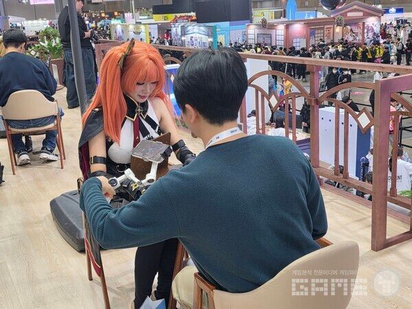 크레센트 2층 부스에서 데이트를 즐기는 모스어와 팬들 /게임와이 촬영