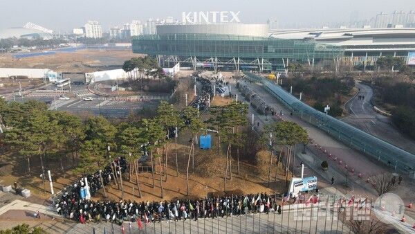 제 2전시장 근처까지 길게 늘어난 AGF 2025의 입장 대기열 / AGF 조직위원회 제공