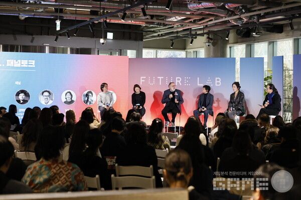 스마일게이트 퓨처랩은 지난 2월 8일 스마일게이트 캠퍼스 로비에서 열린 ‘교육의 배신, 미래는 지금 여기 있어요’ 컨퍼런스를 성황리에 진행했다고 10일 밝혔다.&nbsp;