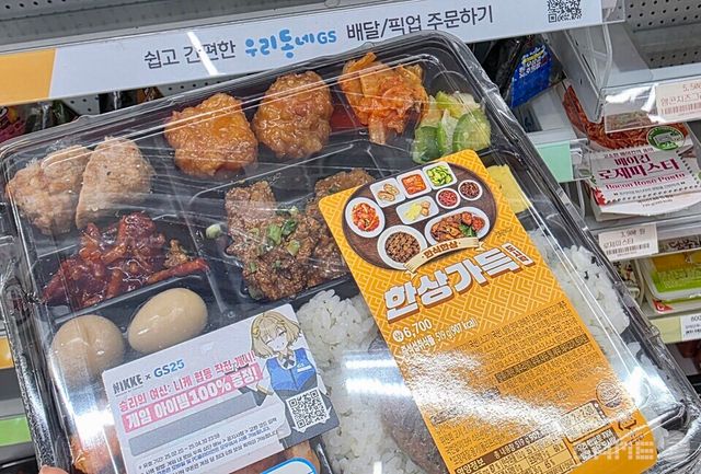 ▲&nbsp;편의점 매대에 전시된 니케 콜라보 제품 / 게임와이 촬영