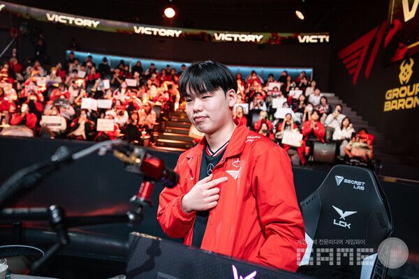 T1이 젠지를 꺾고 4승1패로 바론 그룹 1위에 오르는 발판을 마련한 '스매시' 신금재 / LCK