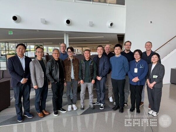 10일 오후(현지시간) 미국 캘리포니아주 산타클라라에 위치한 엔비디아 본사에서 양사 주요 관계자가 기념사진을 촬영하고 있다. / 크래프톤