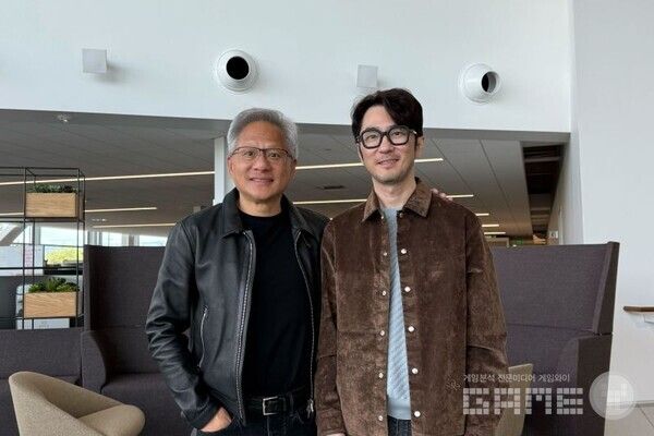 10일 오후(현지시간) 미국 캘리포니아주 산타클라라에 위치한 엔비디아 본사에서 김창한 크래프톤 대표(오른쪽)가 젠슨 황 CEO(왼쪽)과 기념사진을 촬영하고 있다. / 크래프톤