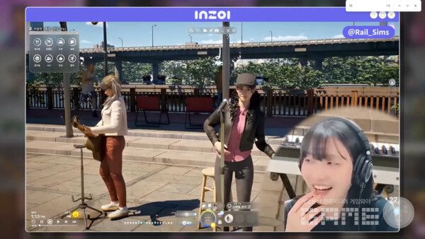 자신의 캐릭터를 보고 즐거워하는 크리에이터. 인조이 /크래프톤