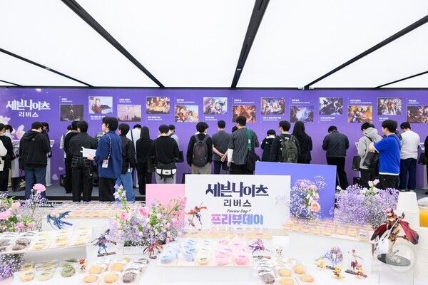 현장에 방문한 이용자들은 세븐나이츠 리버스를 직접 플레이하며 개발자와 이야기를 나눴다 / 넷마블 제공&nbsp;