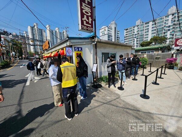 스태프의 안내에 따라 매장 우측의 장소에서 대기 후 입장할 수 있다 / 게임와이 촬영