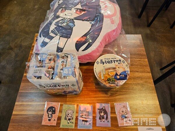 팝업스토어에서 얻을 수 있는 굿즈들을 모은 사진 / 게임와이 촬영