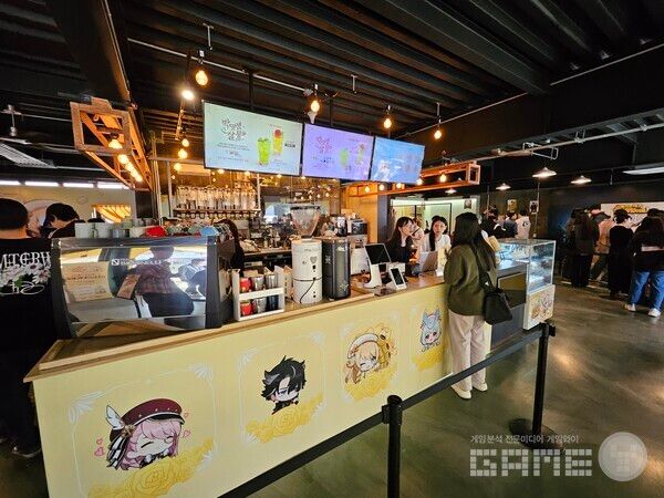 카페에서는 다양한 컬래버 음료를 마실 수 있다 / 게임와이 촬영
