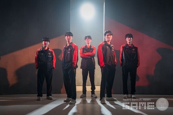 개막 주차에 치른 두 경기를 모두 2대0으로 승리하며 1위에 오른 농심 레드포스 /LCK