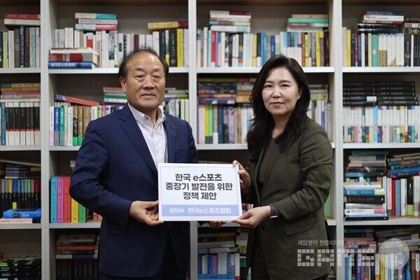 (왼쪽부터) 김영만 한국e스포츠협회장, 강유정 더민주 게임특위 위원장 / 한국e스포츠협회